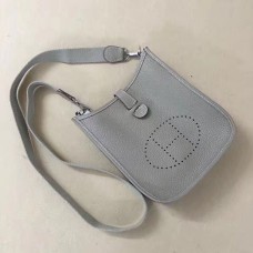 Hermes Mini Evelyne TPM чанта светло сива